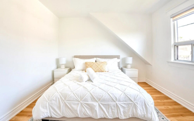 3BR Townhouse - St Clair West Village w Parking