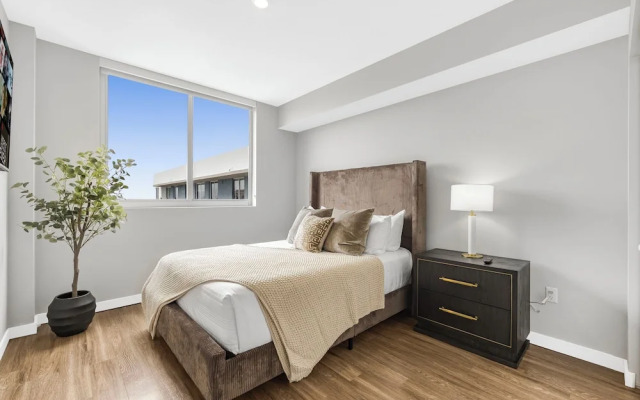 Stylish City-View Condo Pool Access