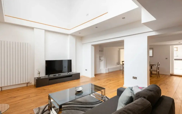 Platinum Apartment in Camden 9946