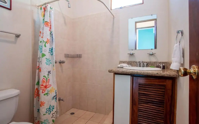 2BD Beauty With Big Pool - Walk to Beach