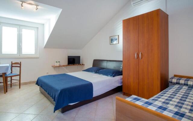 Apartment Dia - 30 m from sea