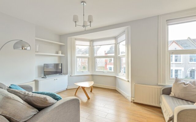 Homely 1-bed Apartment in Vibrant Zone 3 London