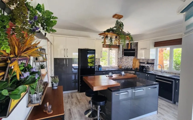 Beautiful Villa Within Easy Distance to Attraction