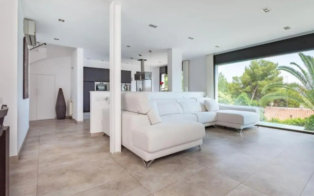 Moderna villa con piscina y amplio jardín