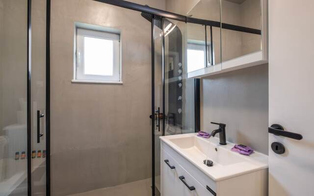 Kournas-sleeps8-parking-garden-pool-petfriendly