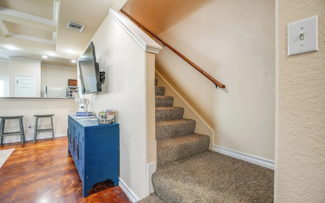 San Antonio Townhome ~ 2 Mi to Aquarium!