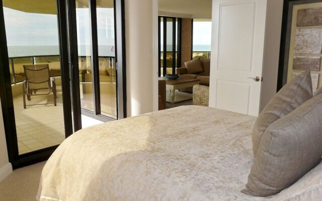 Stylish Beachfront Condo With Spa/pool and Ocean Views