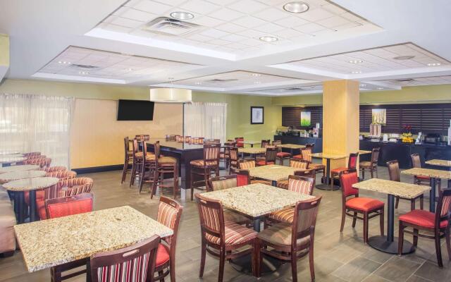 La Quinta Inn & Suites St. Louis Airport - Riverport
