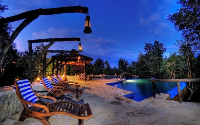 Pugdundee Safaris - Kanha Earth Lodge