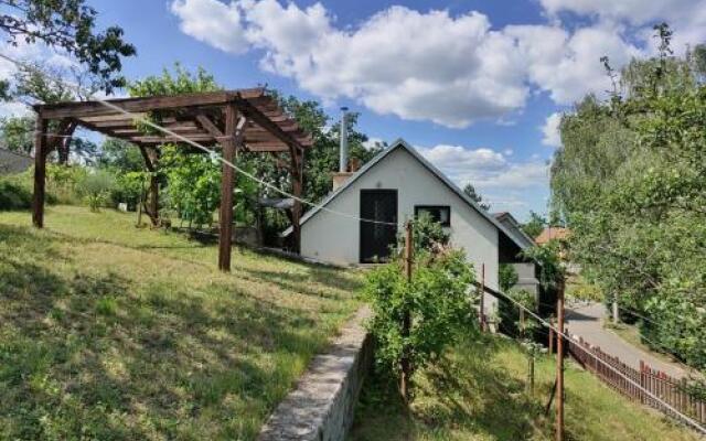 Chalupa v zahradě mezi vinohrady