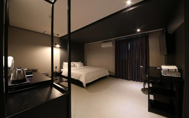 Gupo Station Almond Hotel