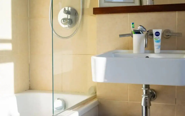 Gorgeous Apartment in a West End Mansion