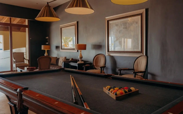 The Bannister Hotel & Yacht Club