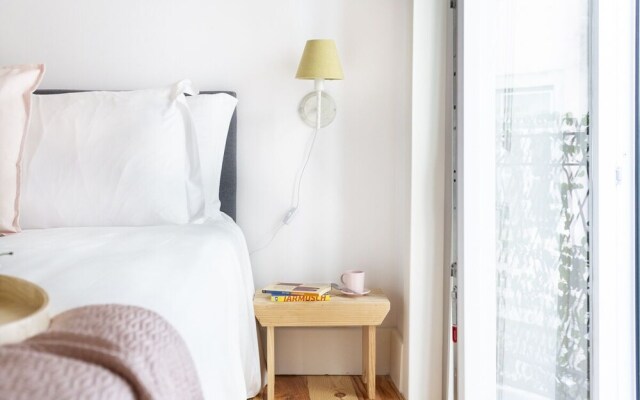 ALTIDO Chic 1BR Apt w/balcony close by Graça Viewpoint & tram stops
