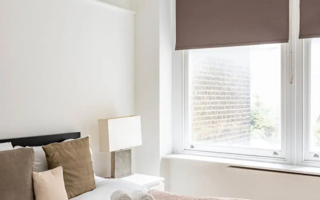 Balcony South Kensington Luxury 2 bed Apartment