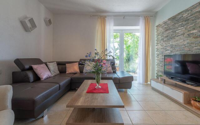 Beautiful Holiday Home in Lisicic