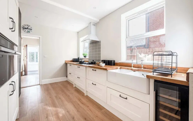 Host Stay Sherrington Road Abode