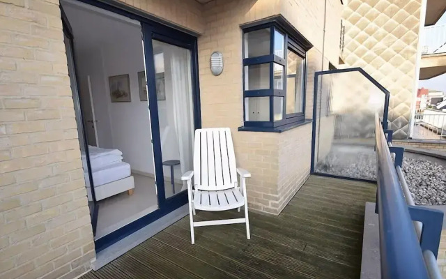 Apartment on Zeedijk With Sea View