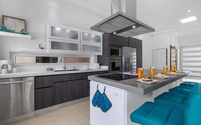 Modern Spacious 4br3ba w Pool Close to Beach