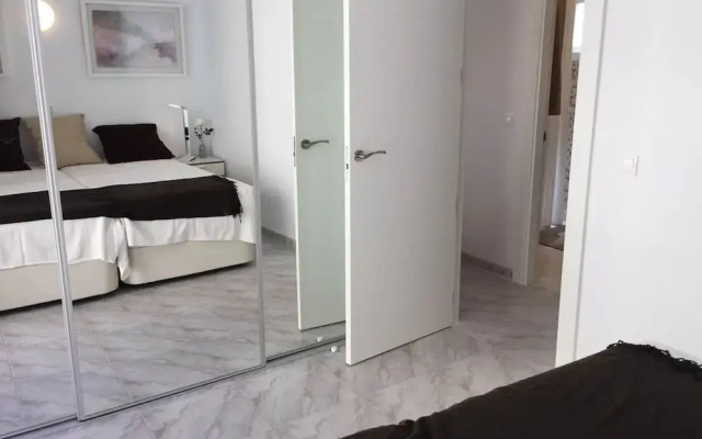 Near Beach 2-bed Apartment in Centrum Fuengirola