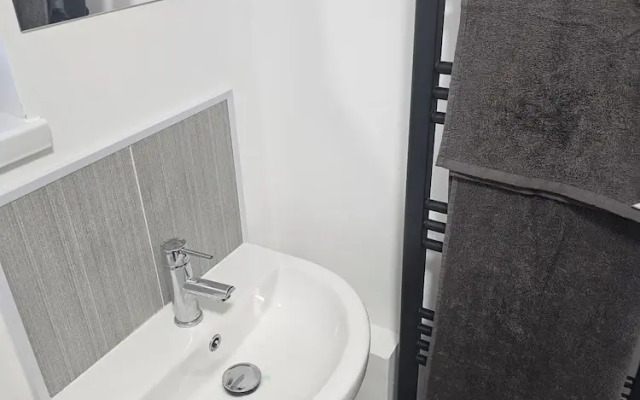 Cardiff City Apartment - Modern & Cozy