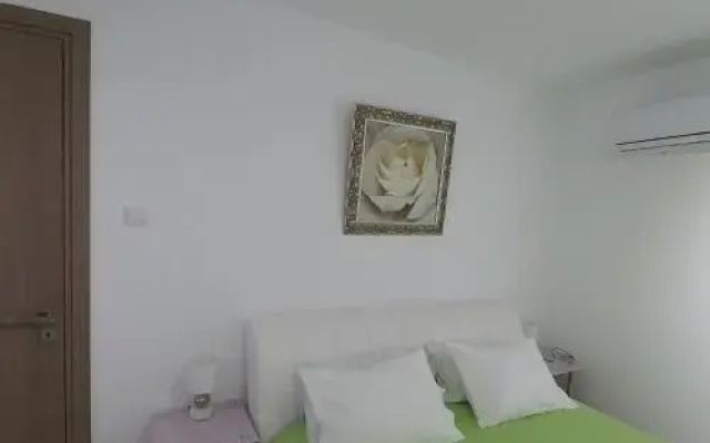 Luxury 2 Bed Apartment Next To the Beach