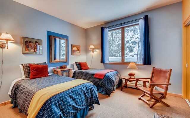 1-1220 Lionsridge Loop 3B