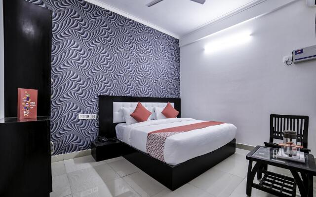 OYO 13637 Crown Residency
