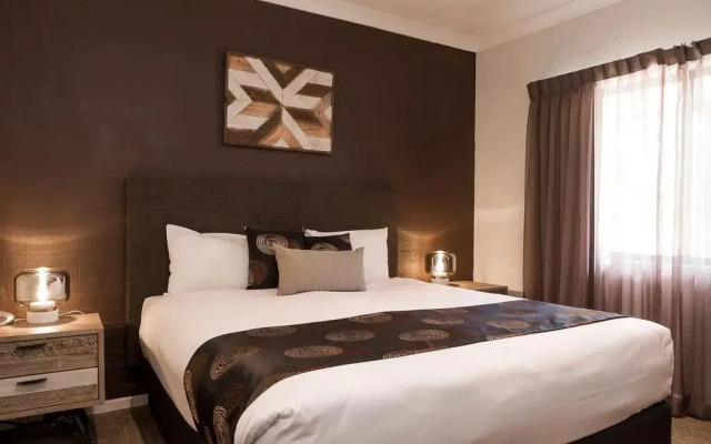 Blazing Stump Motel & Suites