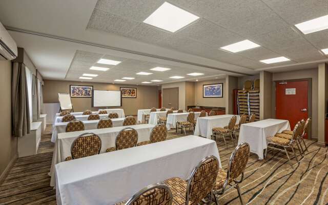 Best Western Plus Burlington Inn & Suites