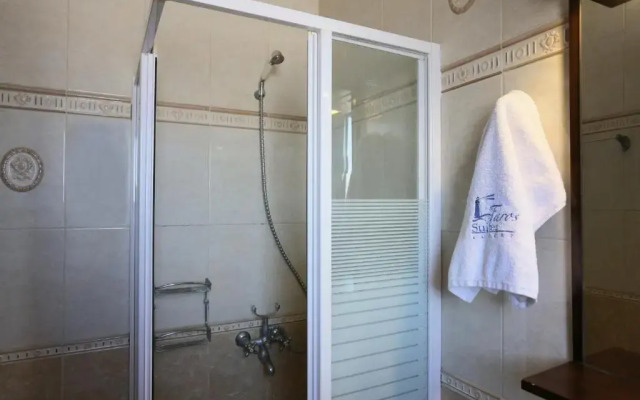 Faros Luxury Suites & Restaurant
