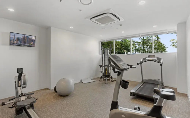 Executive 2-bed With Stadium View, Great Amenities