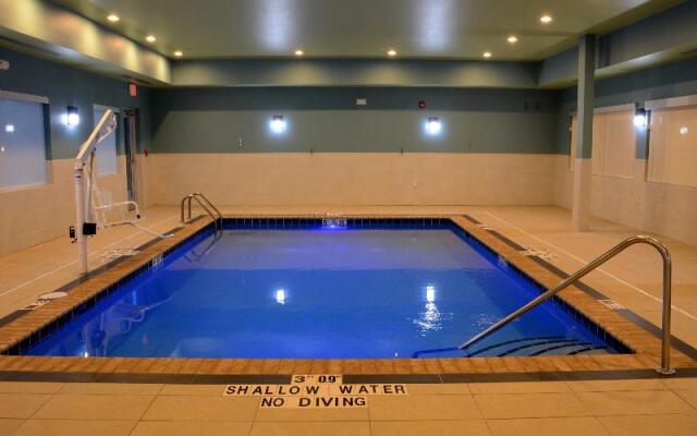 Holiday Inn Express and Suites Pittsburgh - Monroe