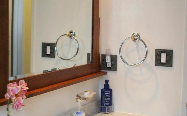 Downtown Chestnut Apartment