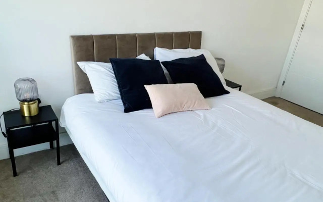 Stunning Riverside View Apartment, near Canary Wharf & O2