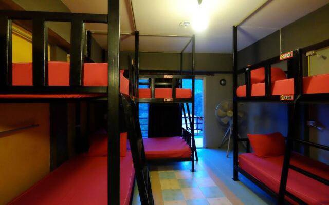 Let It Bee Econo Hostel