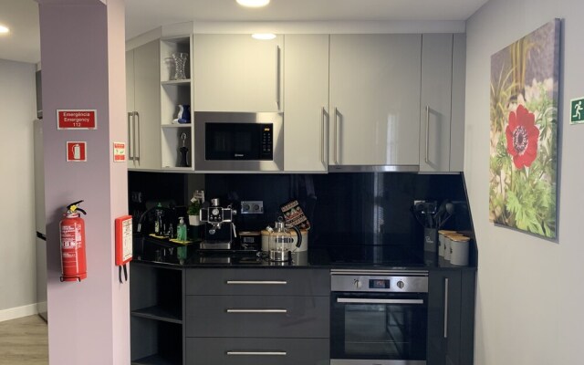 Funchal Apt- Sleeps 2 - Pool & Parking - Madeira