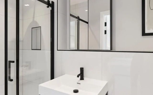 The Brondesbury Hideaway - Stylish 3bdr Flat With Balcony Parking