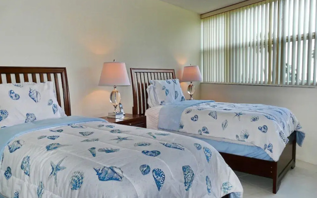 Cozy Beachfront Condo With Pool and Tennis Courts