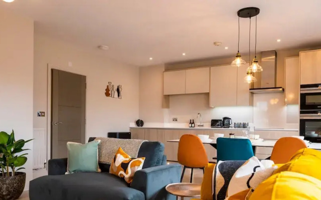Super Vibrant 2 Bedroom With Parking