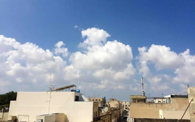 May Flower: Modern Flat close to Airport/Bus Stops