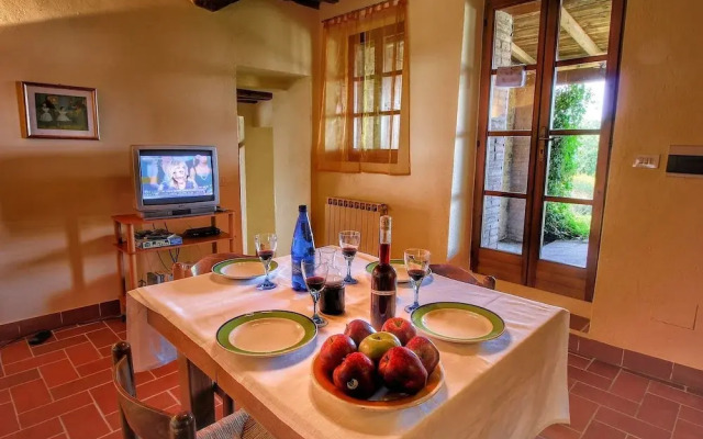 A Quaint Farmhouse in Paciano with Swimming Pool