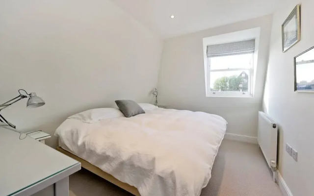 Spacious 4 Bed House, Battersea