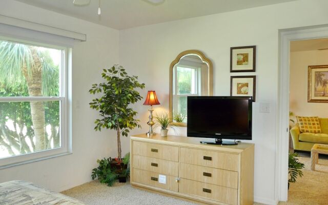 Peaceful Condo With Pool Across From South Beach