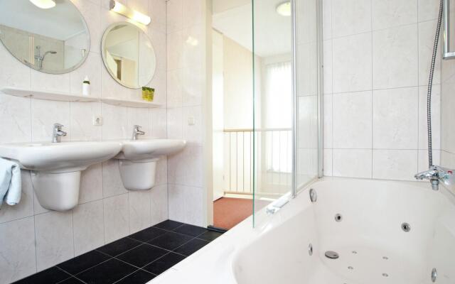 Wellness House With Solarium, in Water Area