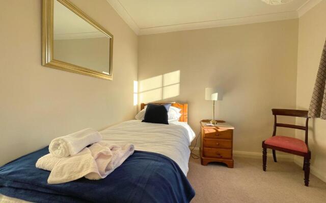 Spacious 4 Bedroom House with Garden