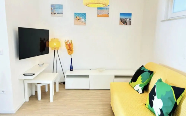 Beachside Apartment With Balcony