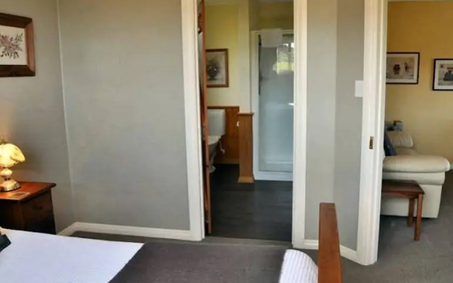 Blue Thistle Cottages – Guest Rooms – Te Anau