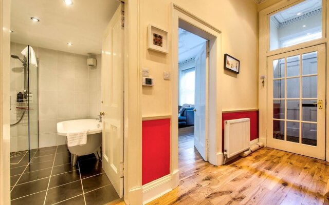 Intriguing 4-bedroom Main Door Apt Near Old Town