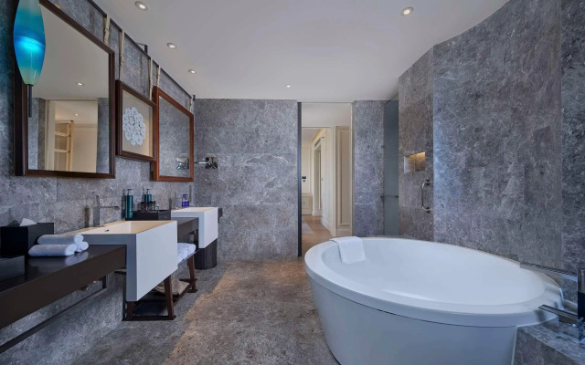 Hilton Dalian Golden Pebble Beach Resort